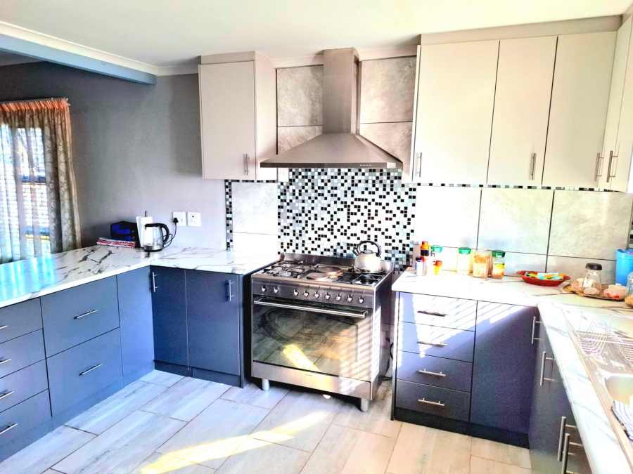 4 Bedroom Property for Sale in Oakdale Western Cape